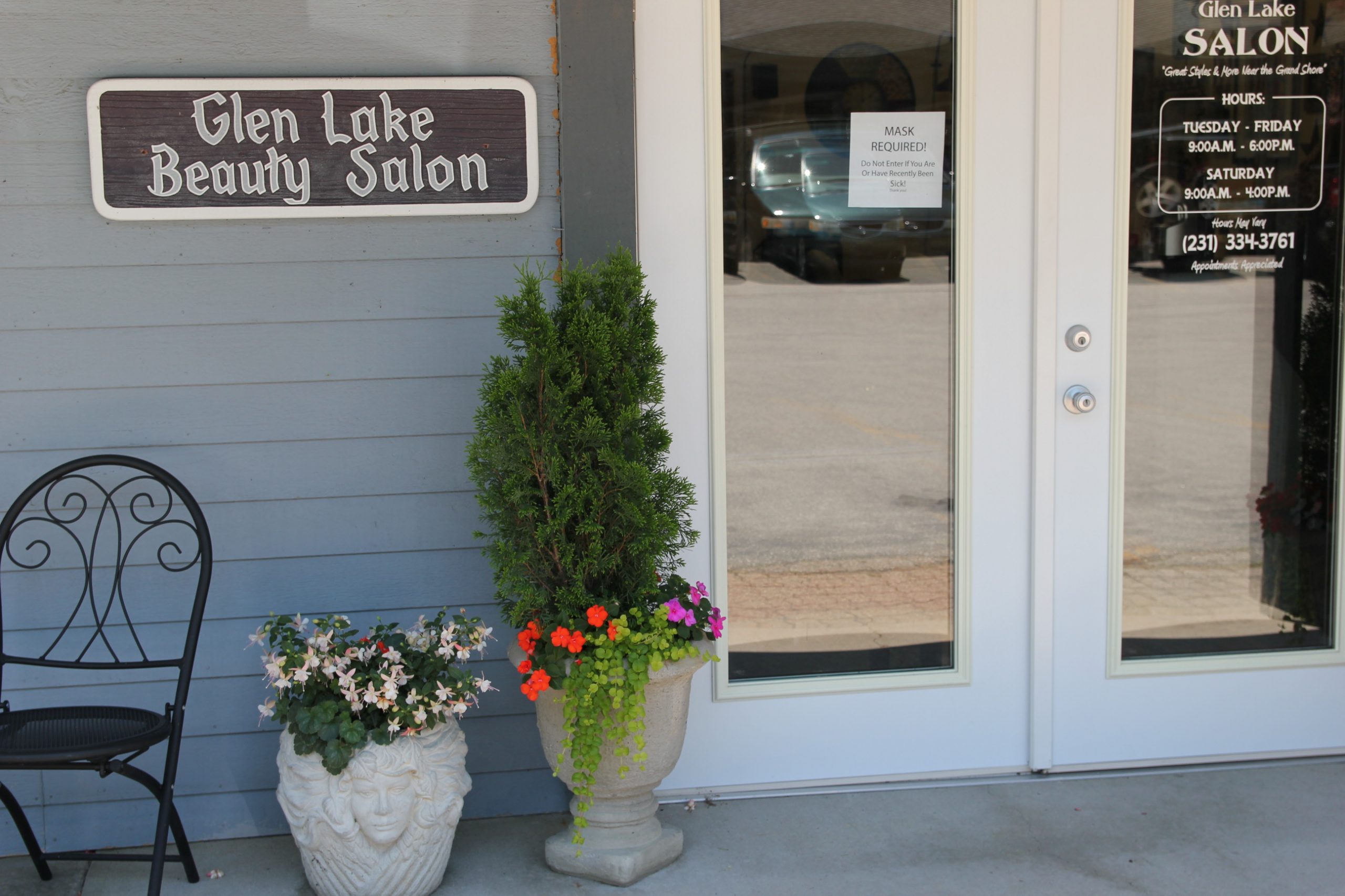 storefront: Glen lake Beauty salon entrance close up