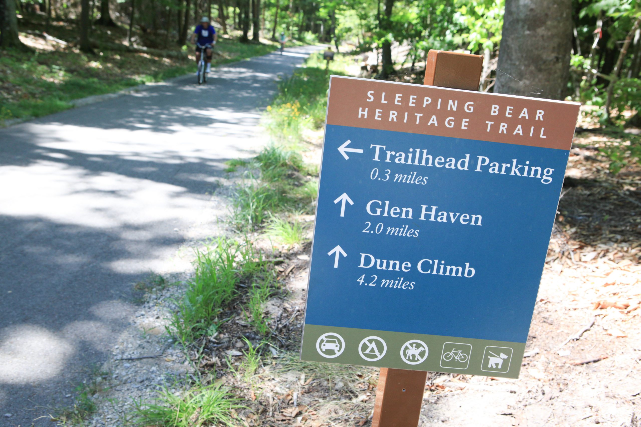 A directional sign on the Sleeping Bear Dunes Heritage Trail