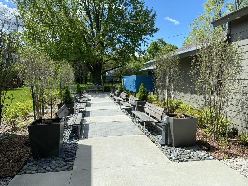modern backyard patio and outdoor seating
