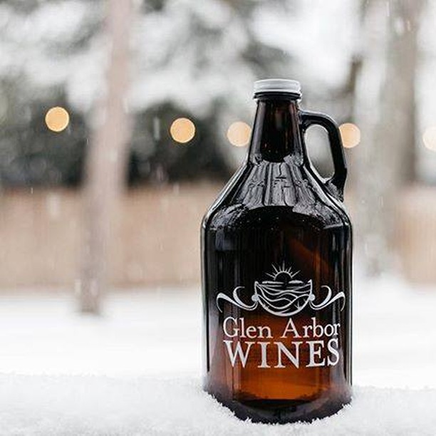 Great news from our friends at @glenarborwines, they'll be open 7 DAYS A WEEK this Winter! Fill a growler, enjoy a flight or a glass around the fire pits. 🎉🥂🍾 Open Sun to Thurs. from 1-7pm and Fri and Sat from 1-10pm.

#drinklocal #leelanaucounty #open #winter #glenarbor #wineries