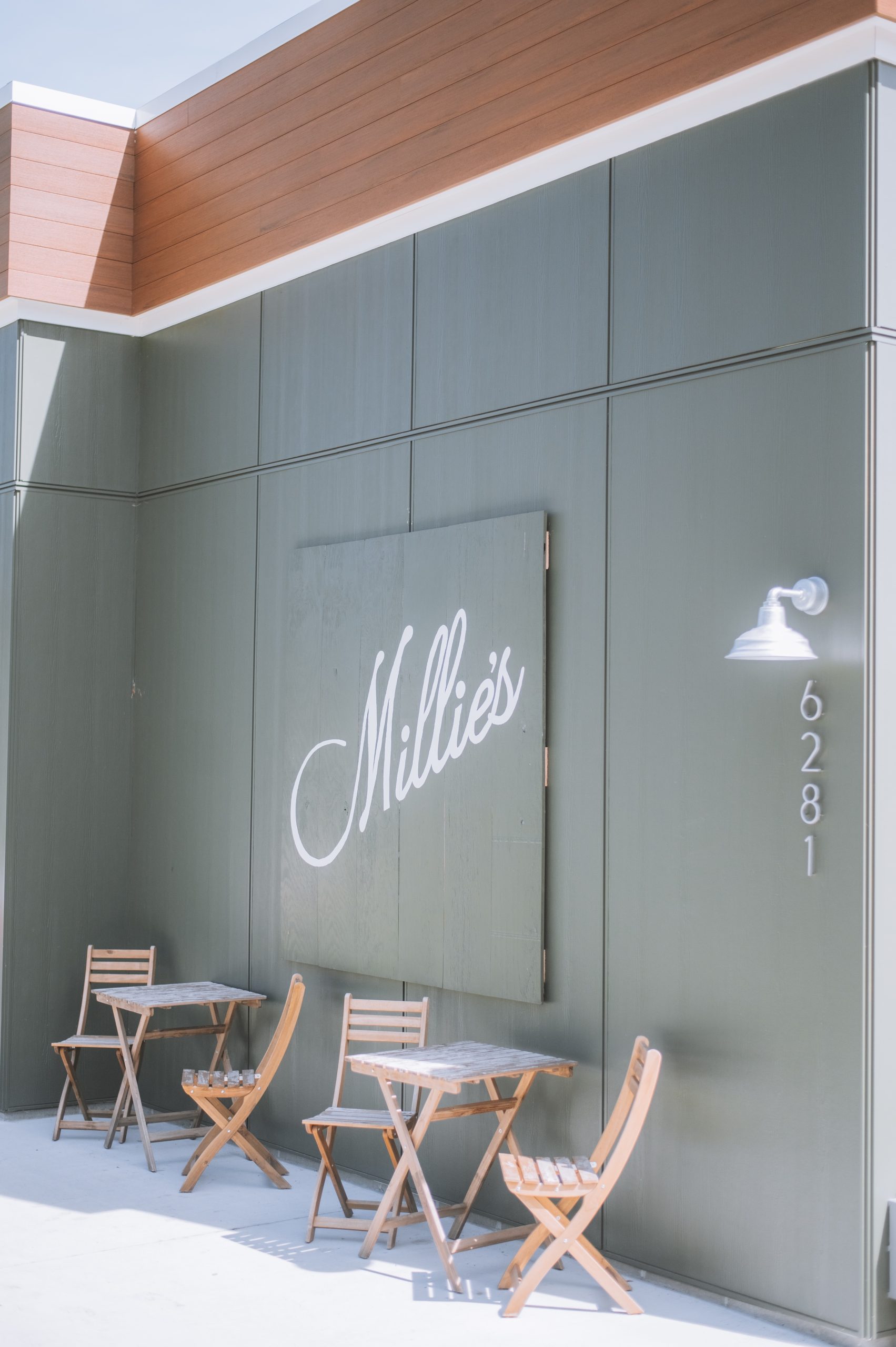 outdoor seating at millies pizza and ice cream glen arbor